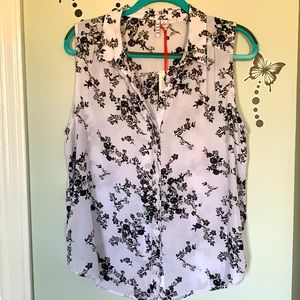 Elle Sleeveless Scalloped Blouse